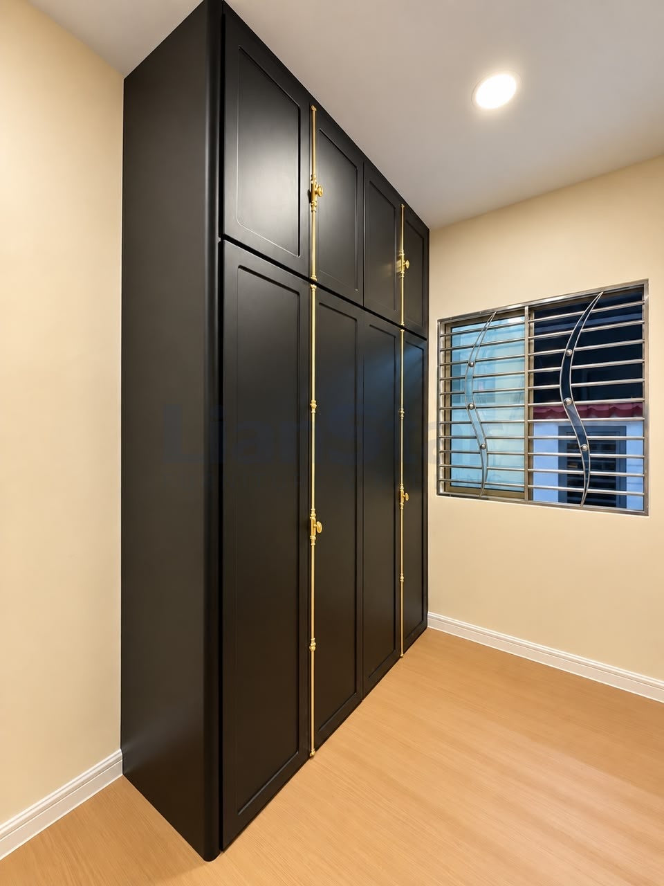 Custom Wardrobe · Curved Side