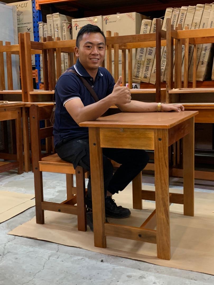 Kerusi dan meja sekolah kayu, foto asal