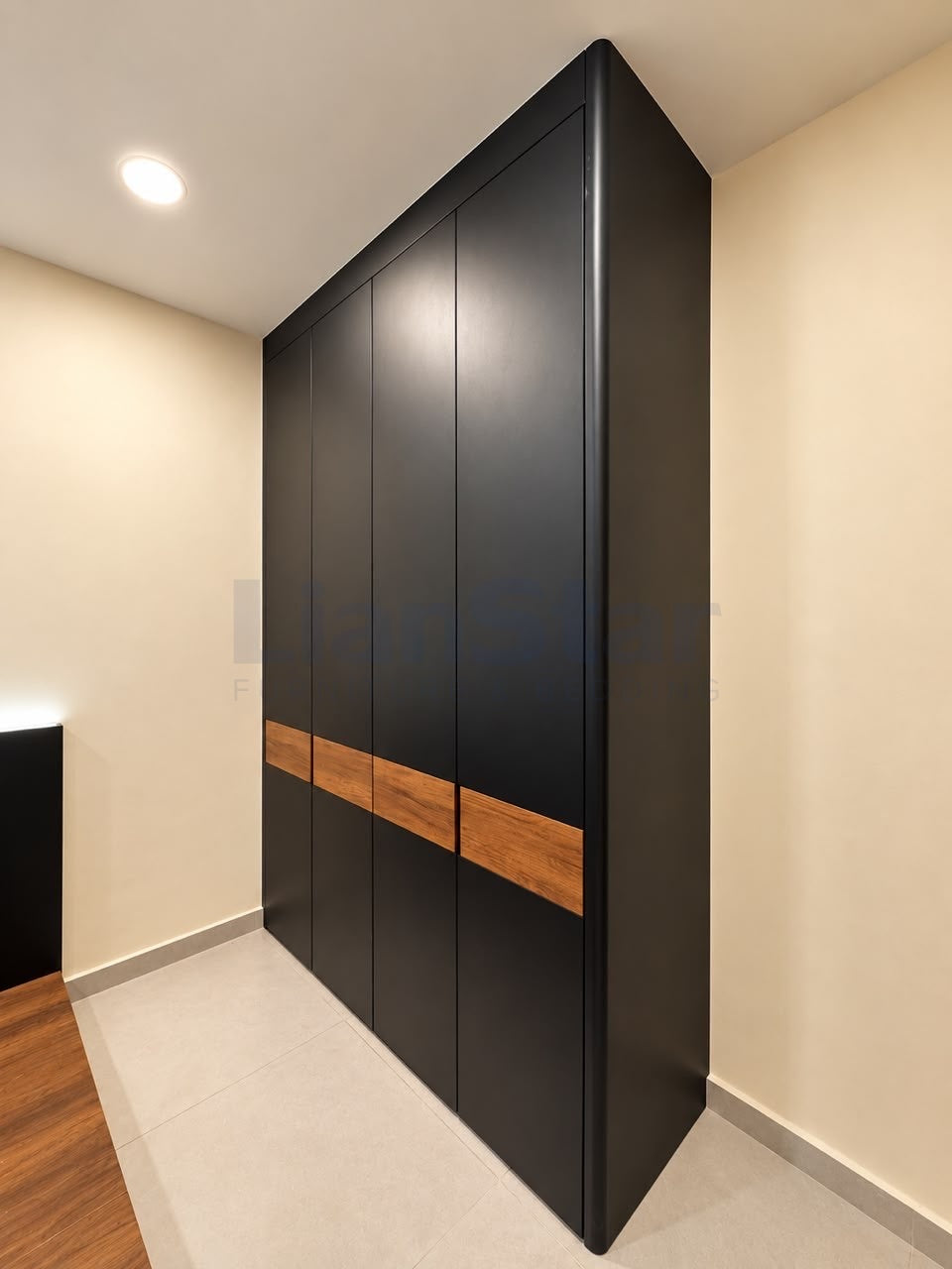 Custom Wardrobe · Curved Side