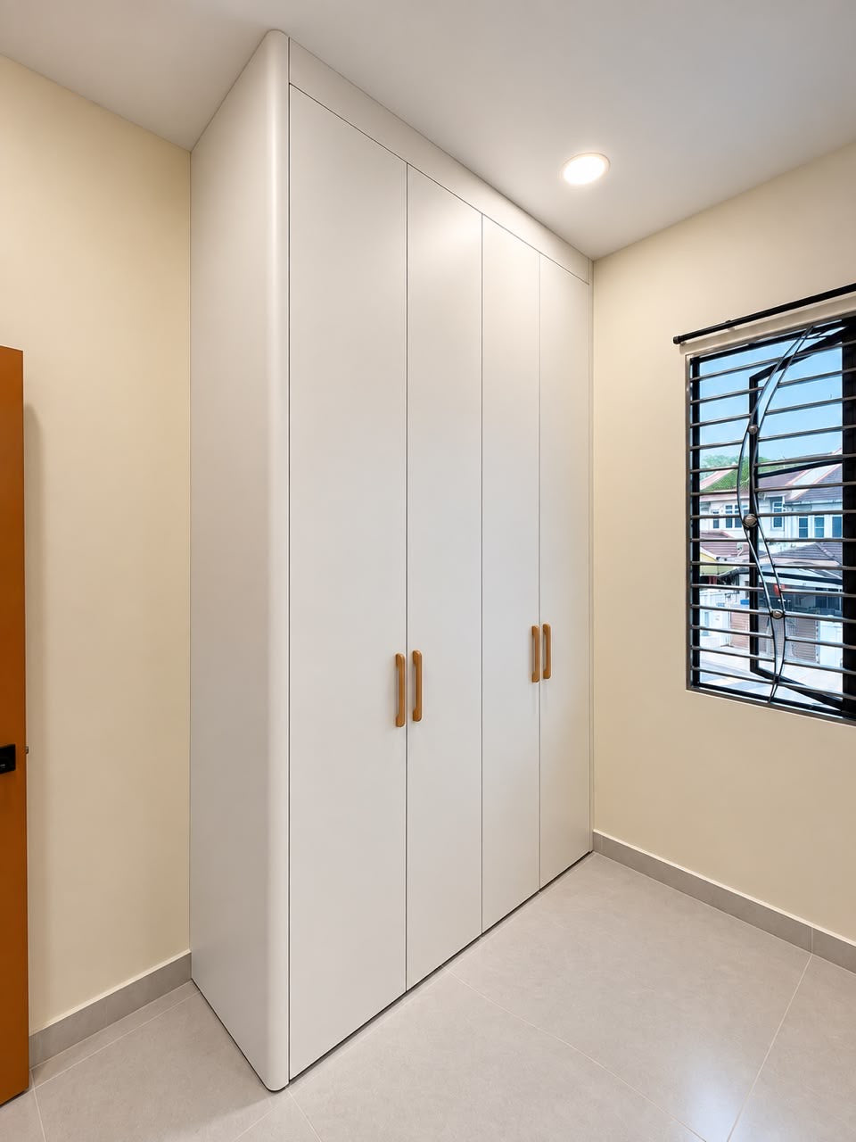 Custom Wardrobe · Curved Side