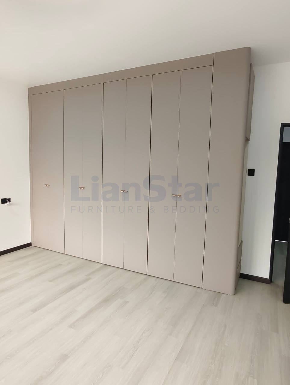 Custom Wardrobe · Curved Side